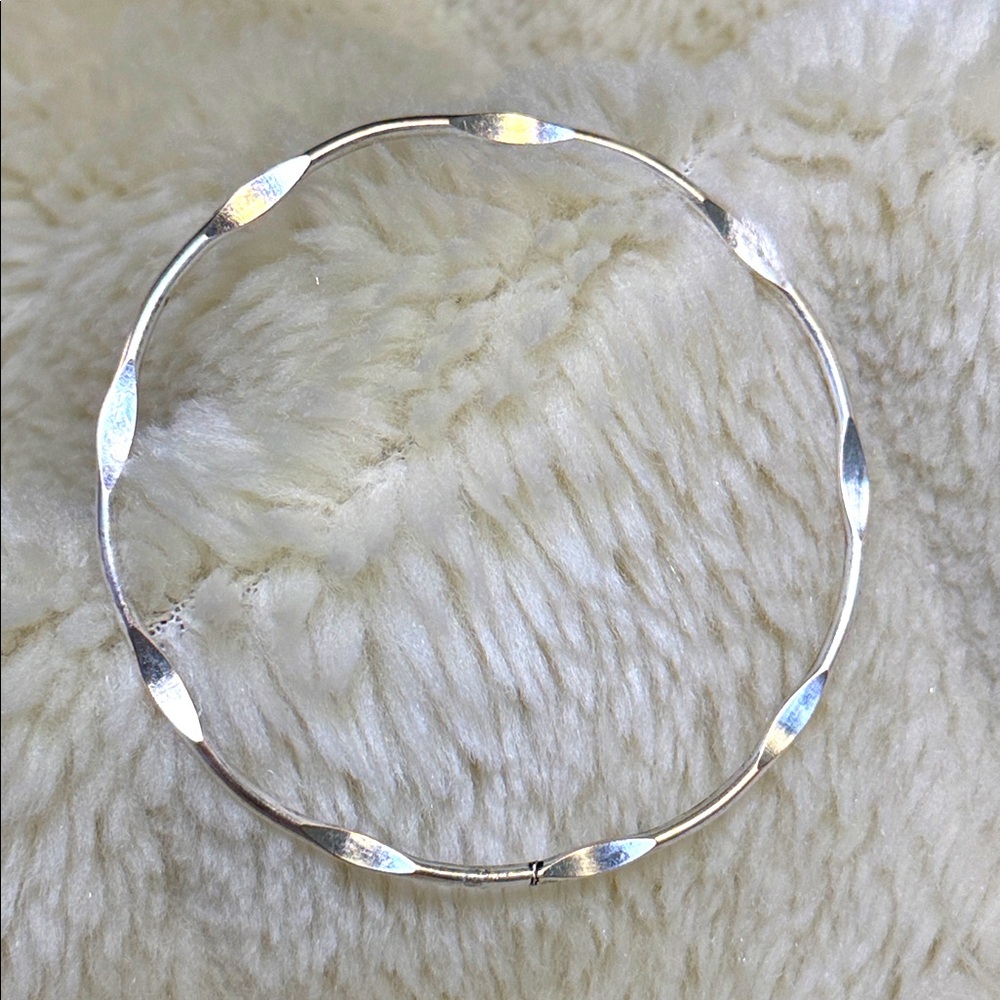 Vintage Modern Minimalist Hammered Fashion Silver Tone Bangle Bracelet